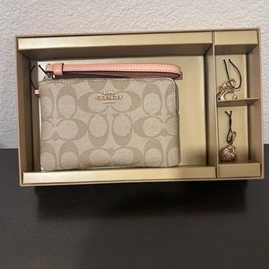 COACH WRISTLET WITH CHARMS SET NEW